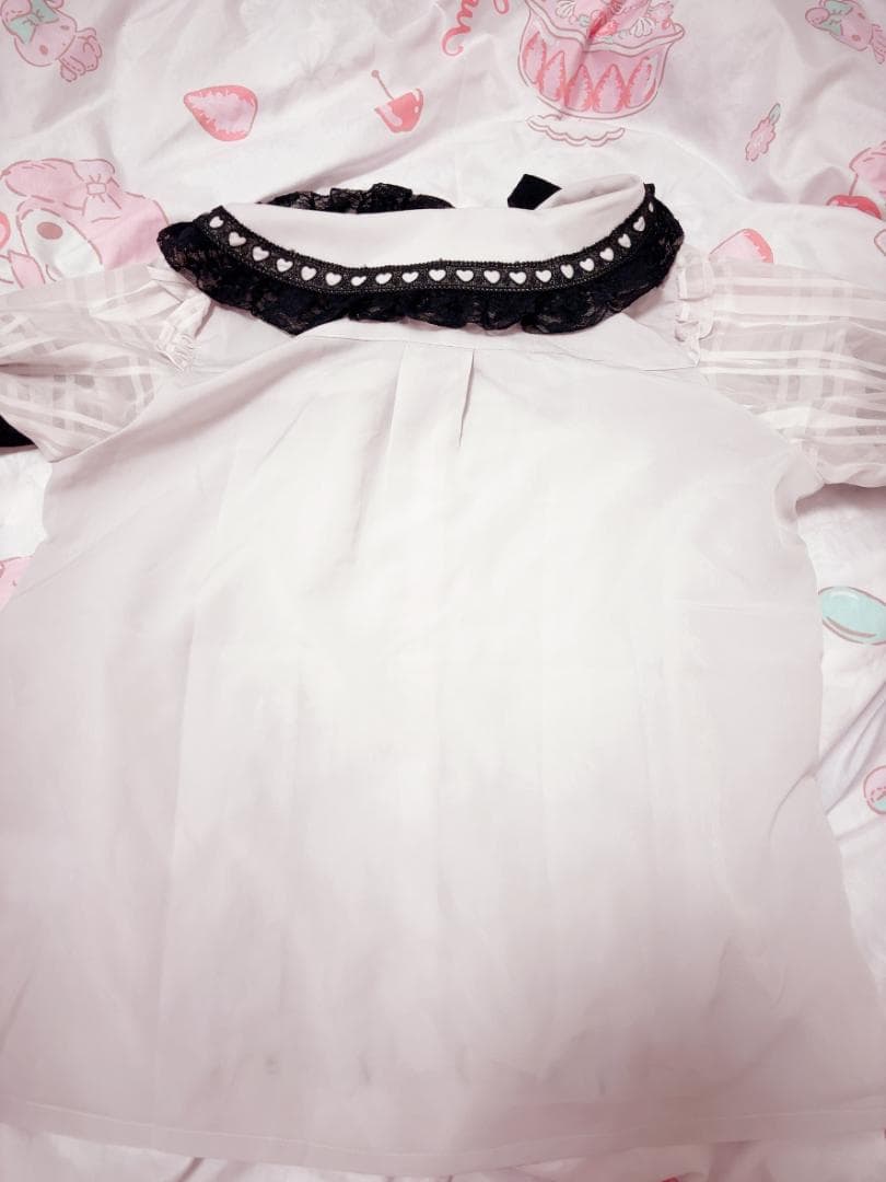 リボン付きフリル半袖ブラウス