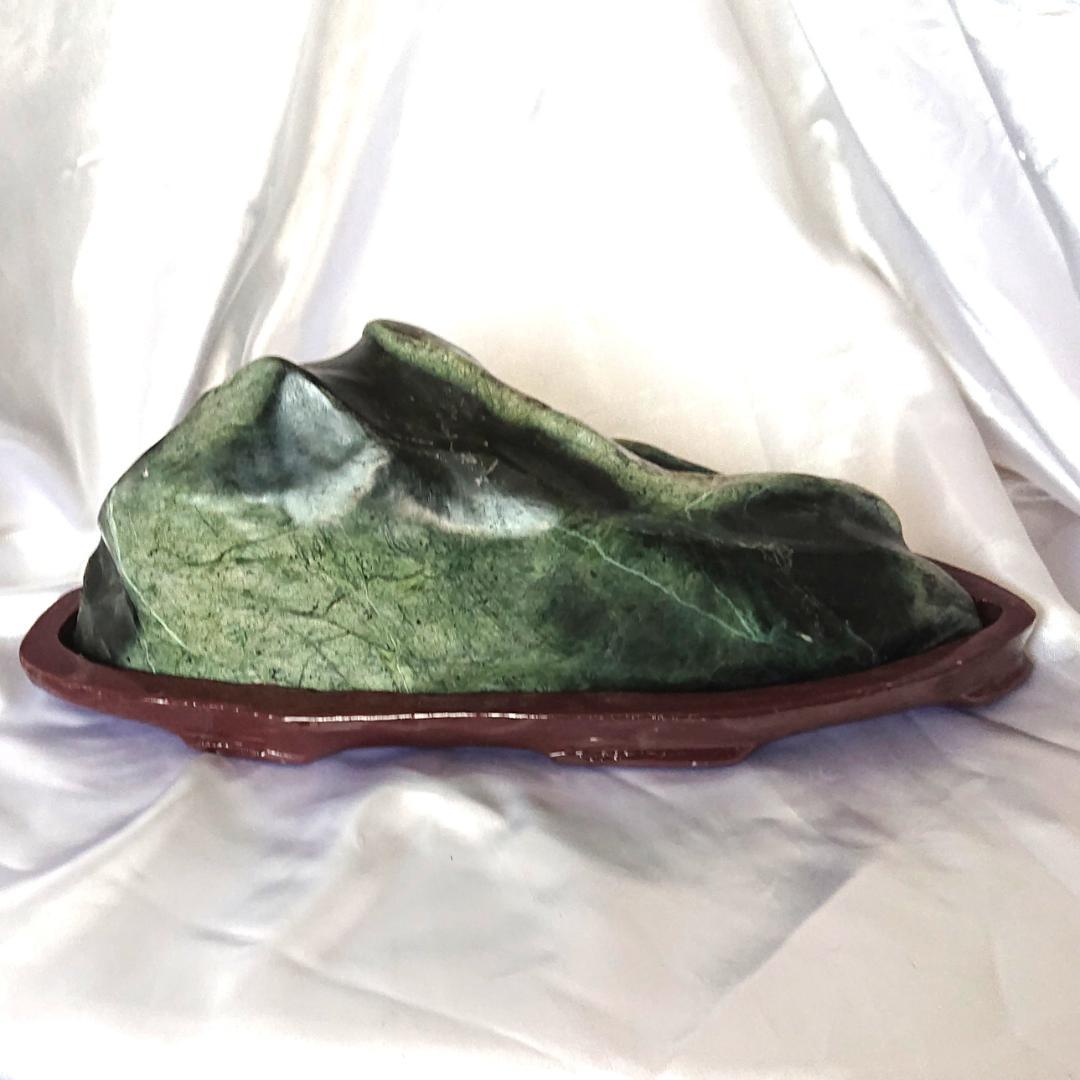 天然石愛石家放出品、美石縁起物の蛇石です。鑑賞台付き　蛇紋石　観賞石
