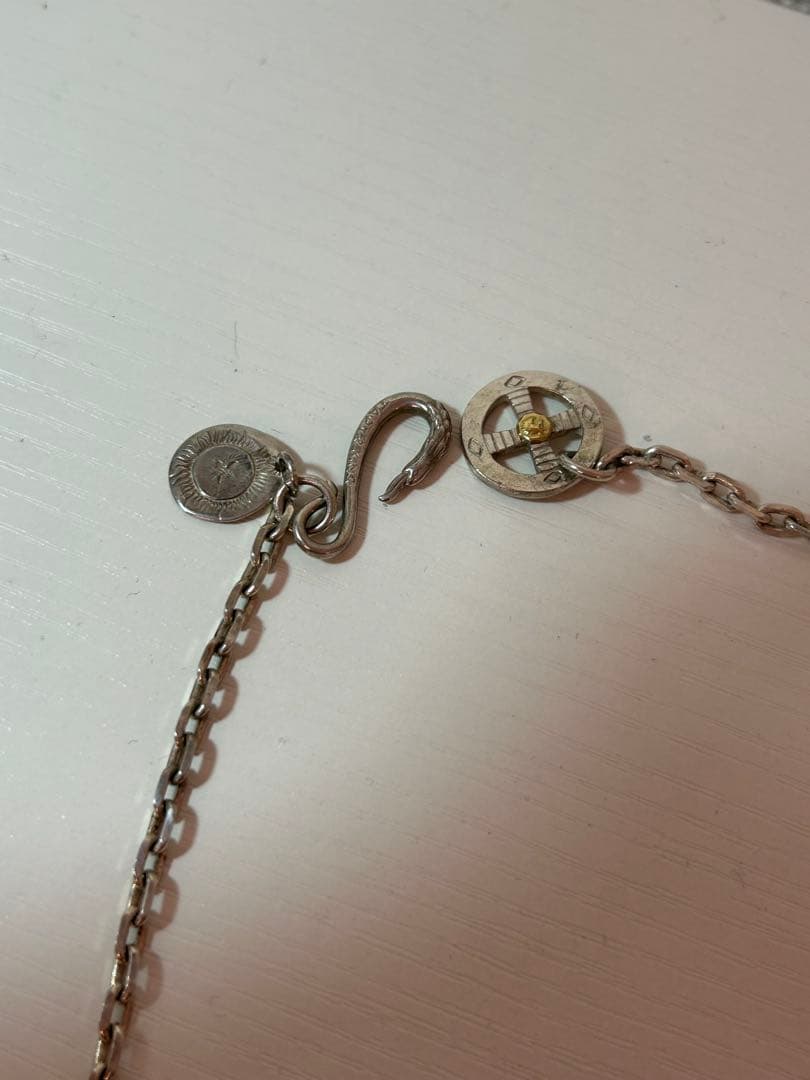 TADY&KING（タディアンドキング）のフェザーネックレスです。