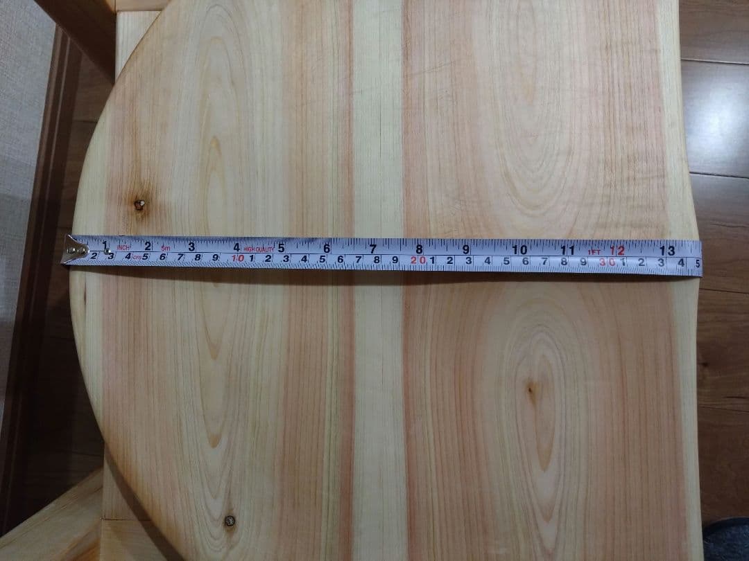 檜の椅子(86）再値下げ❕座面は削り込みにより座りやすく、背もたれ、キャスター付