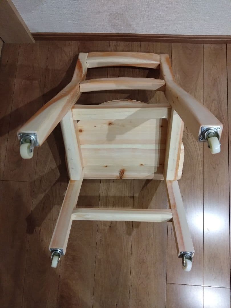 檜の椅子(86）再値下げ❕座面は削り込みにより座りやすく、背もたれ、キャスター付