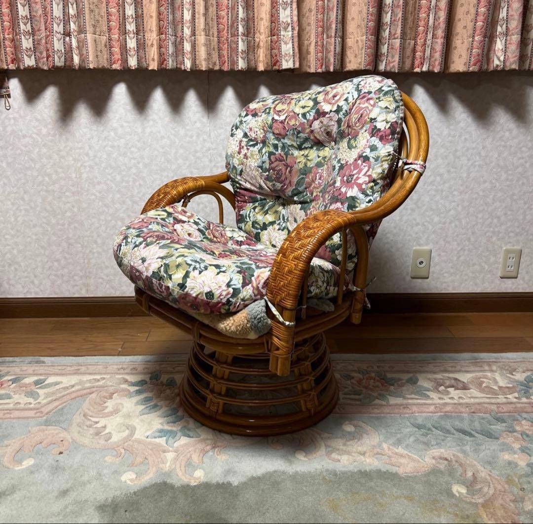 ラタン 花柄クッション 回転椅子