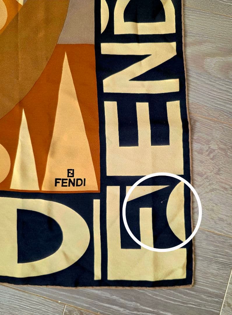 美品 FENDI ロゴ シルクスカーフ