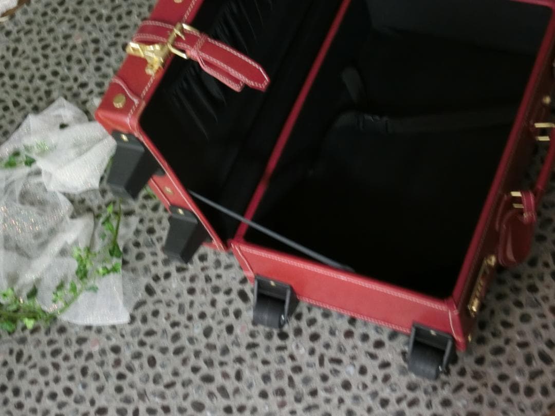 新品未使用☆頑強しっかりした作りの可愛い赤色スーツケース　ダイヤル式鍵付