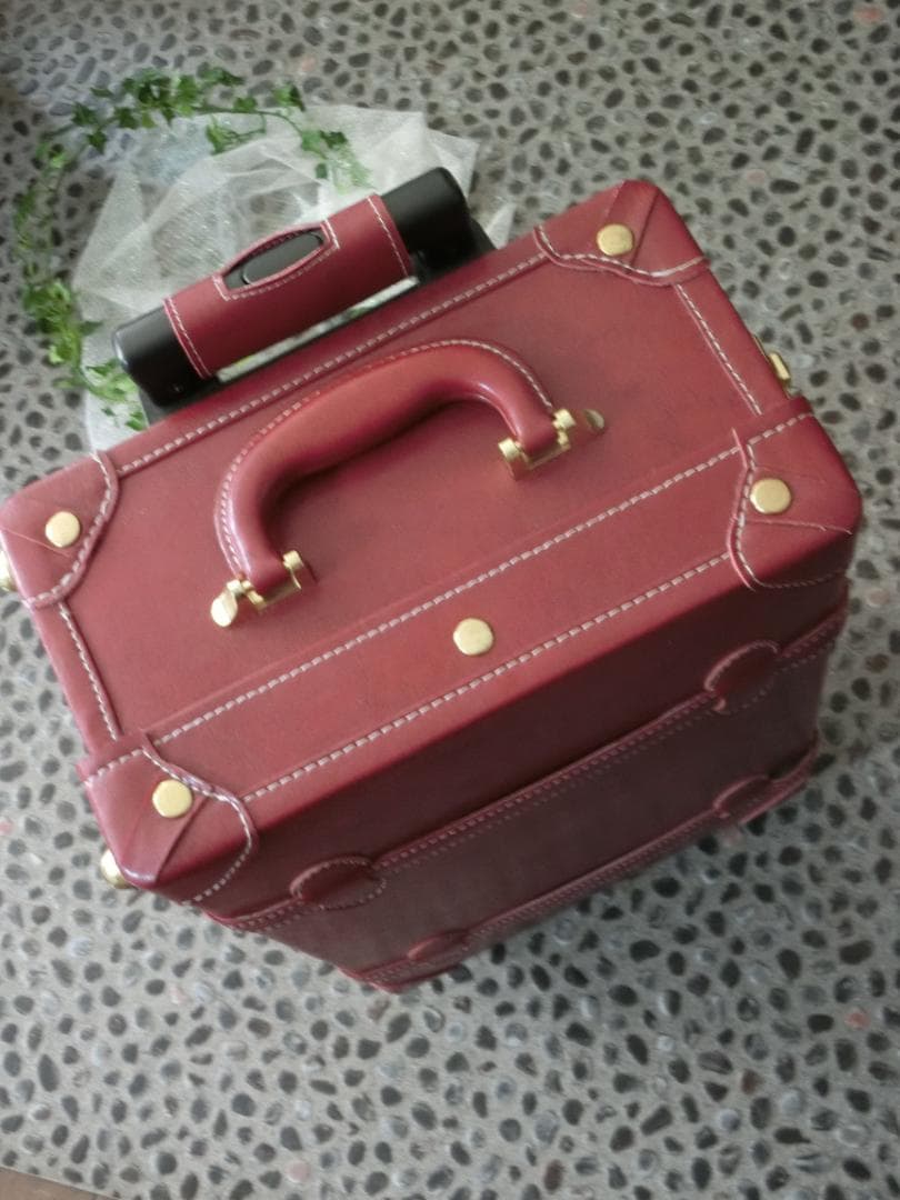 新品未使用☆頑強しっかりした作りの可愛い赤色スーツケース　ダイヤル式鍵付