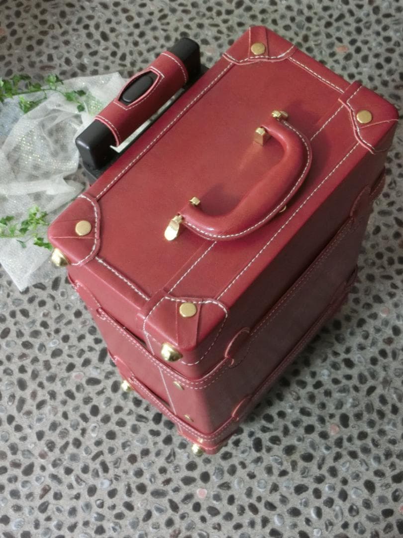 新品未使用☆頑強しっかりした作りの可愛い赤色スーツケース　ダイヤル式鍵付