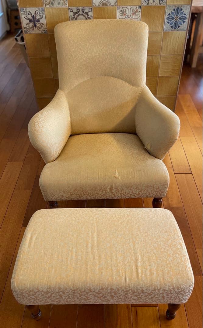 ベージュ色アームチェア(背もたれ付き)