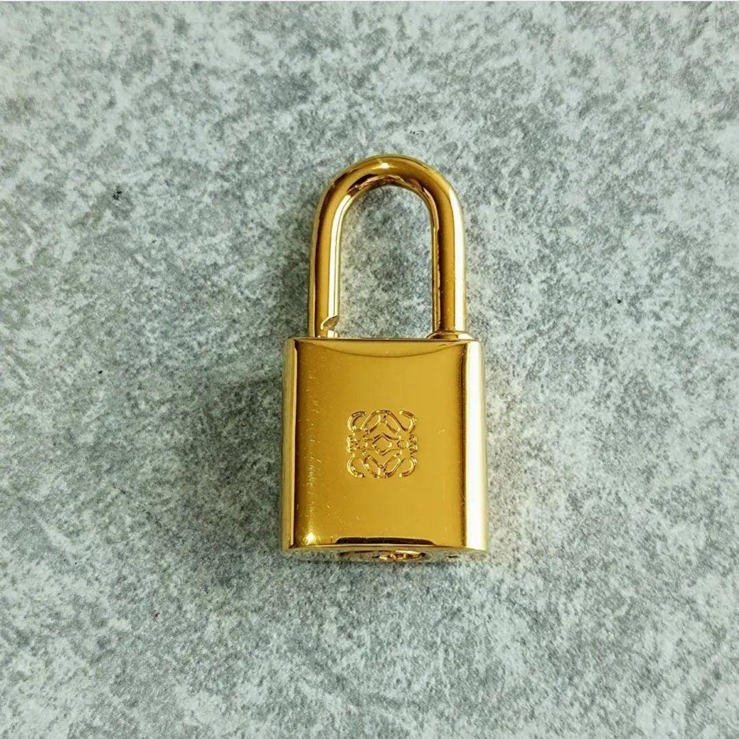 美品【LOEWE ロエベ】カデナ 南京錠 パドロック ☘バッグのアクセントに☘