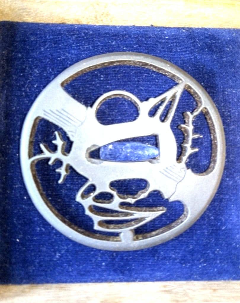 メ*9様 鍔 (つば)　金属製　伝説の生物デザイン 　木製フレーム付き