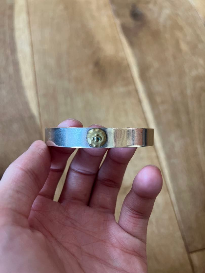 シルバー バングル 中央の金色ボタン付き