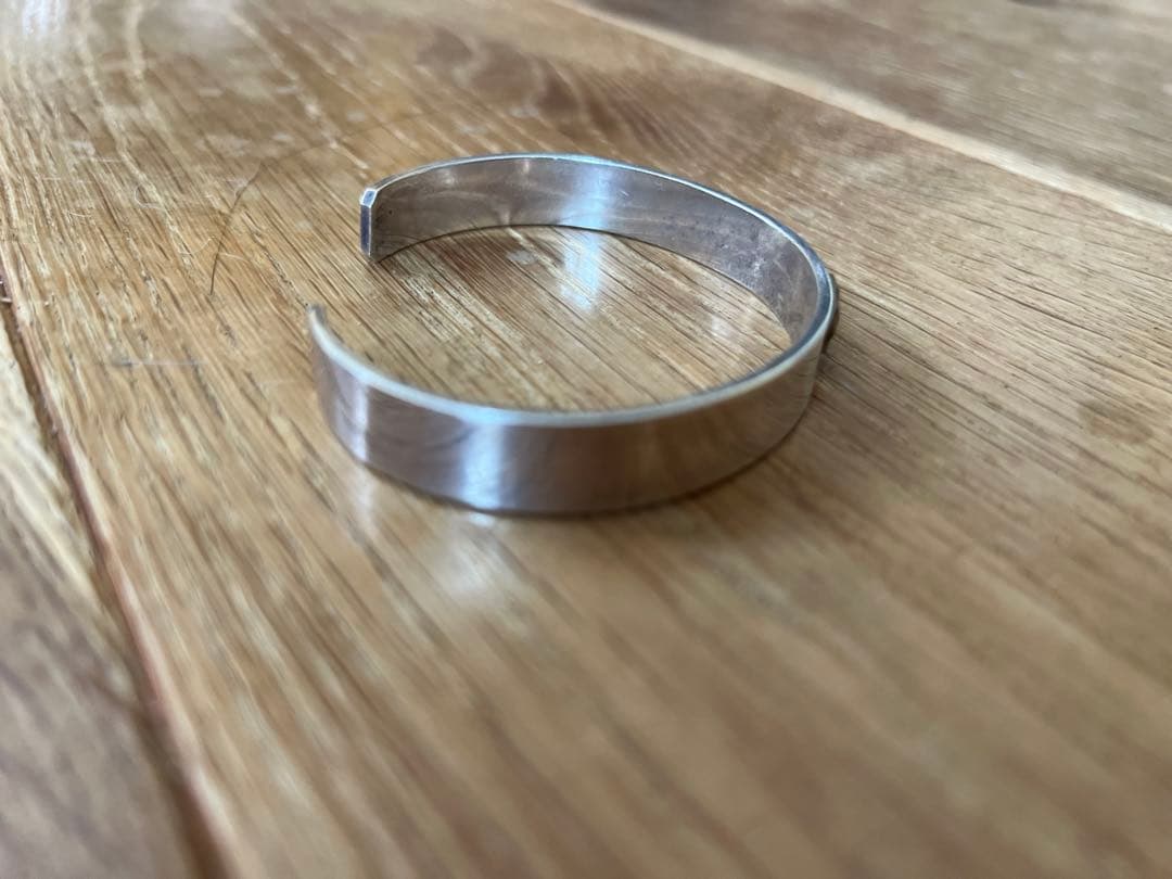 シルバー バングル 中央の金色ボタン付き