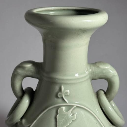 【清時代・景徳鎮窯】青磁牡丹唐草紋双耳瓶