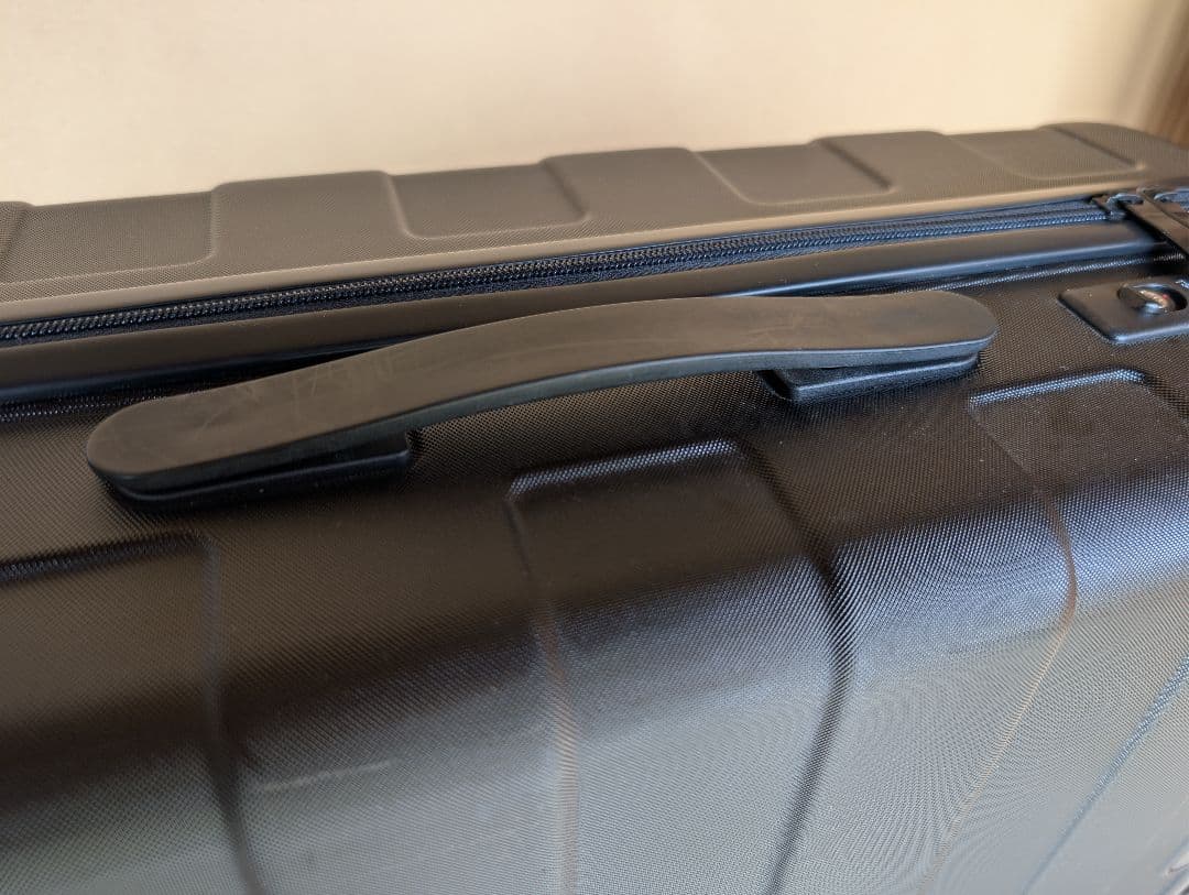 無印：キャリーバーの高さを自由に調節できるストッパー付きハードキャリー（62L）