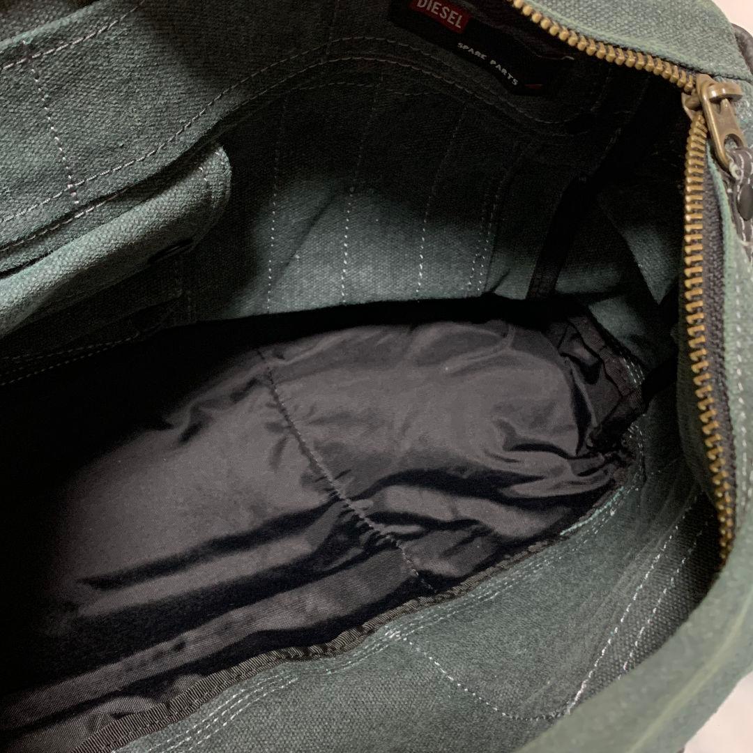 DIESEL メッセンジャーバッグ ダークグリーン ポケットにロゴ