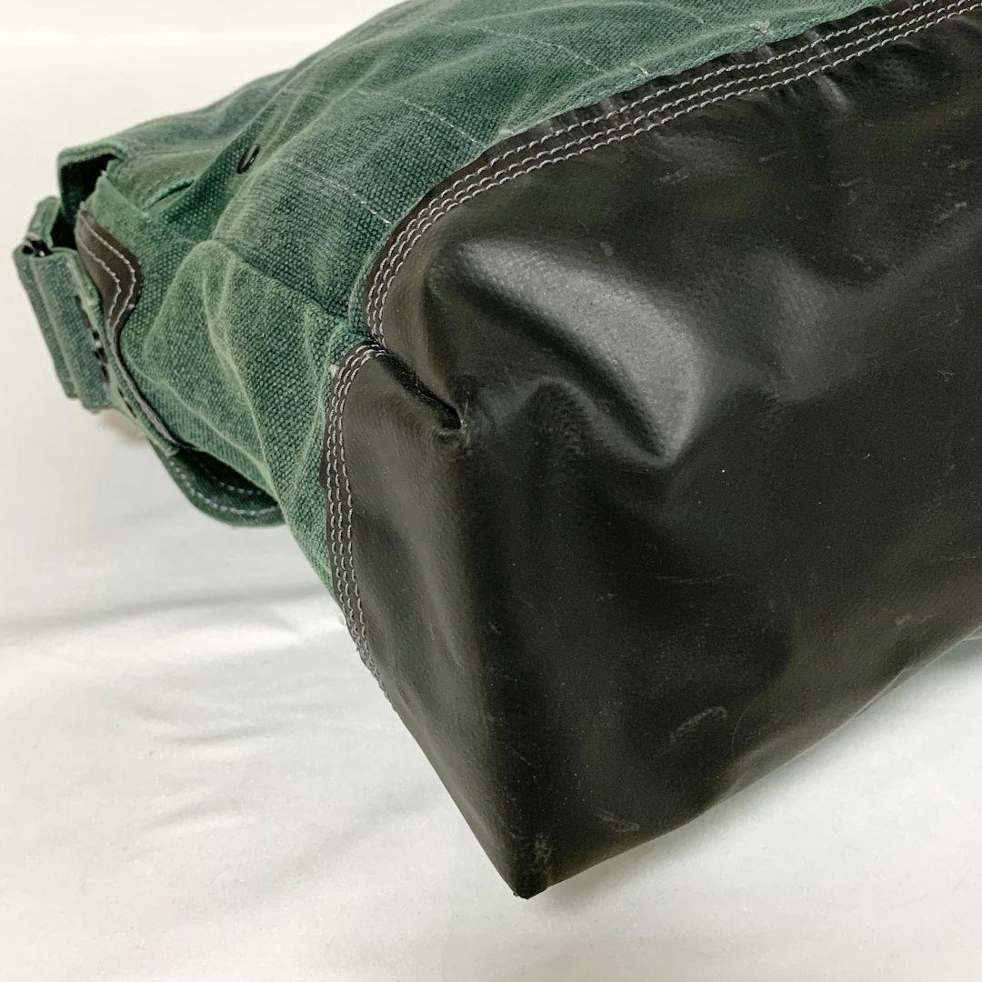 DIESEL メッセンジャーバッグ ダークグリーン ポケットにロゴ