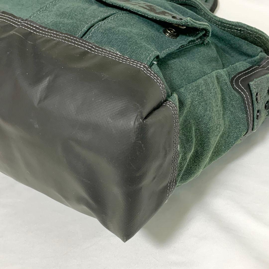 DIESEL メッセンジャーバッグ ダークグリーン ポケットにロゴ