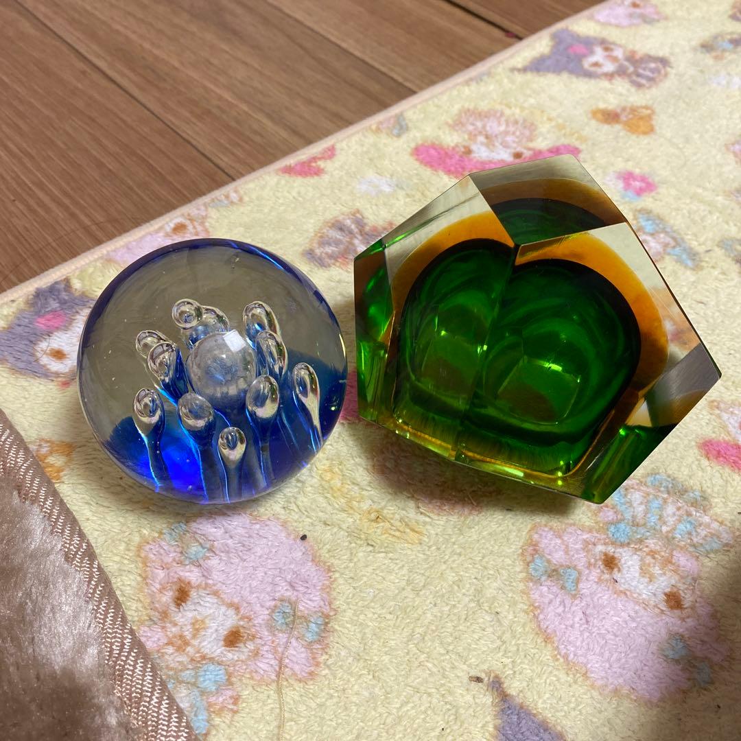 グリーン、ブルー、アンバーのファセット ガラス ボウル