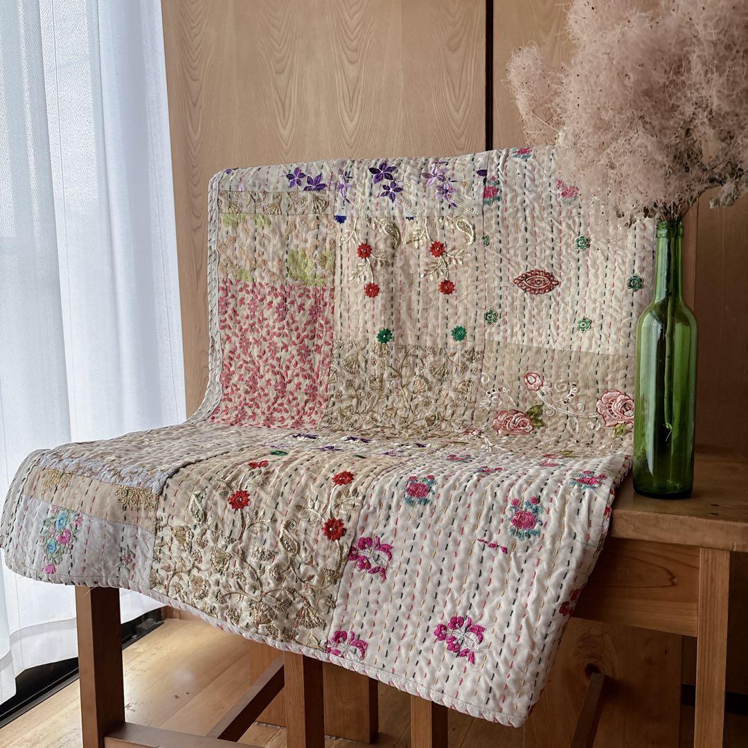 未使用❁エンブロイダリー　アイボリー　パッチワークカンタキルトマルチカバーラグ