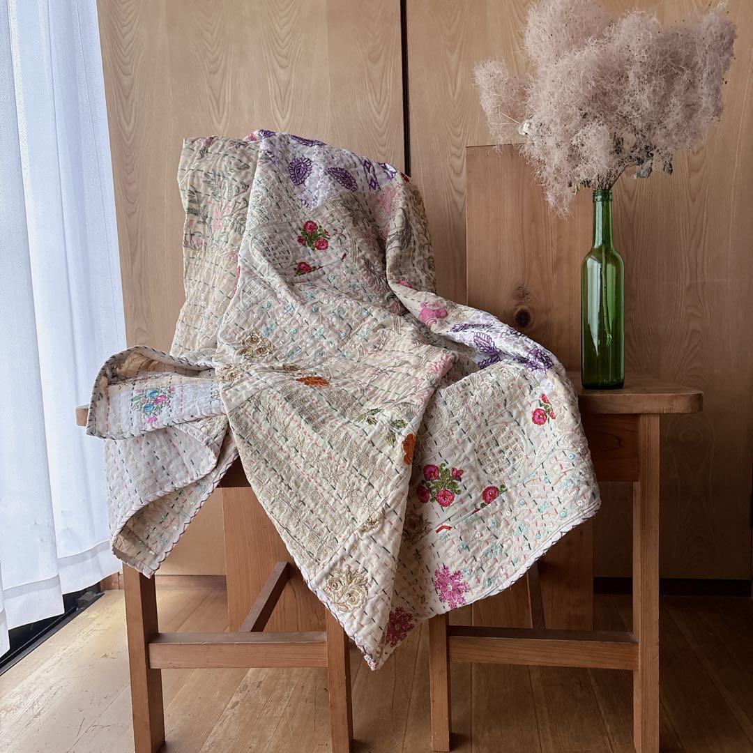 未使用❁エンブロイダリー　アイボリー　パッチワークカンタキルトマルチカバーラグ