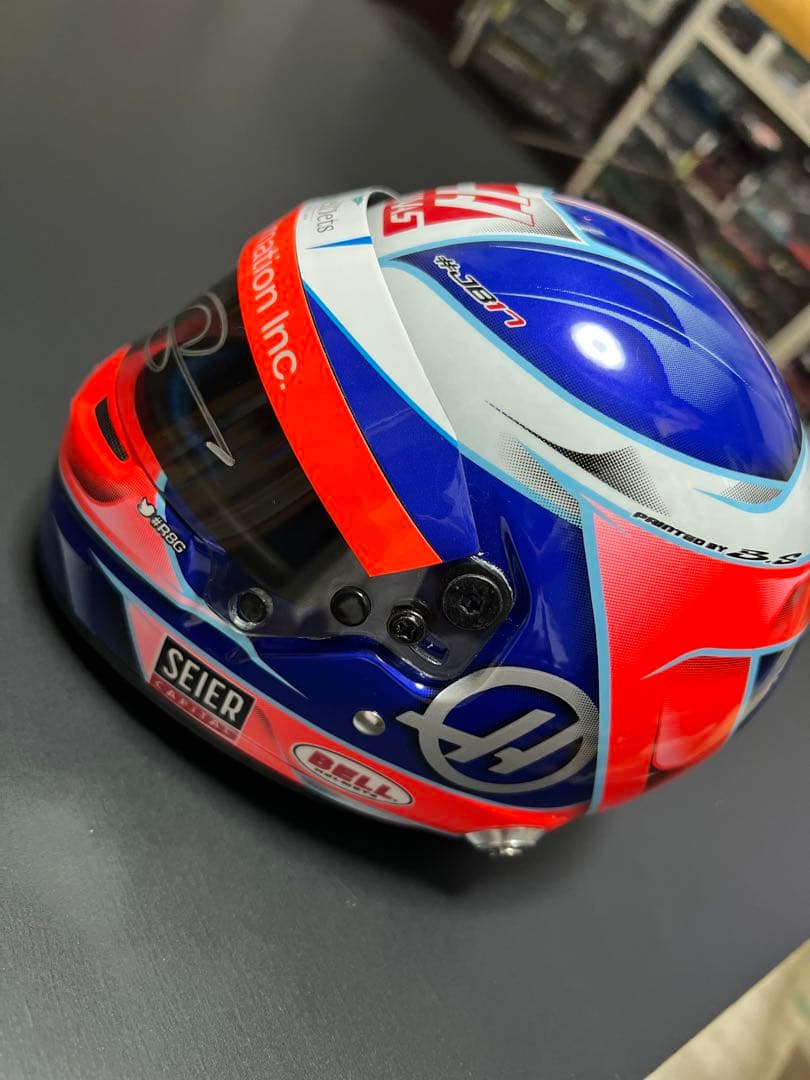 HAAS F1 ロマングロージャン 1/2ヘルメット　オートグラフ入り。