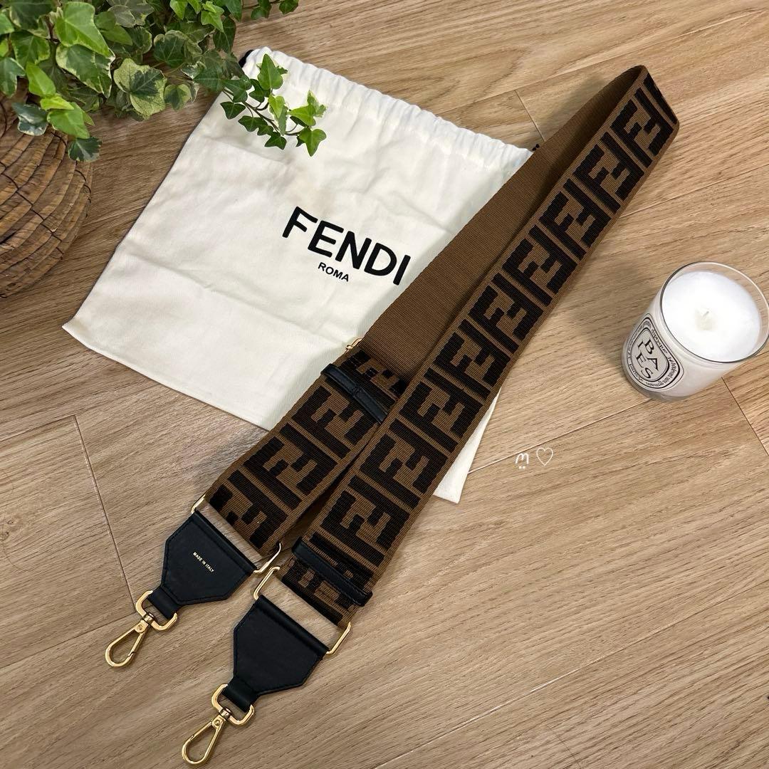 FENDIフェンディ　ストラップユー　ズッカショルダーストラップ　バッグチャーム