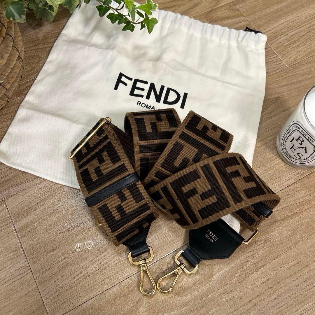 FENDIフェンディ　ストラップユー　ズッカショルダーストラップ　バッグチャーム