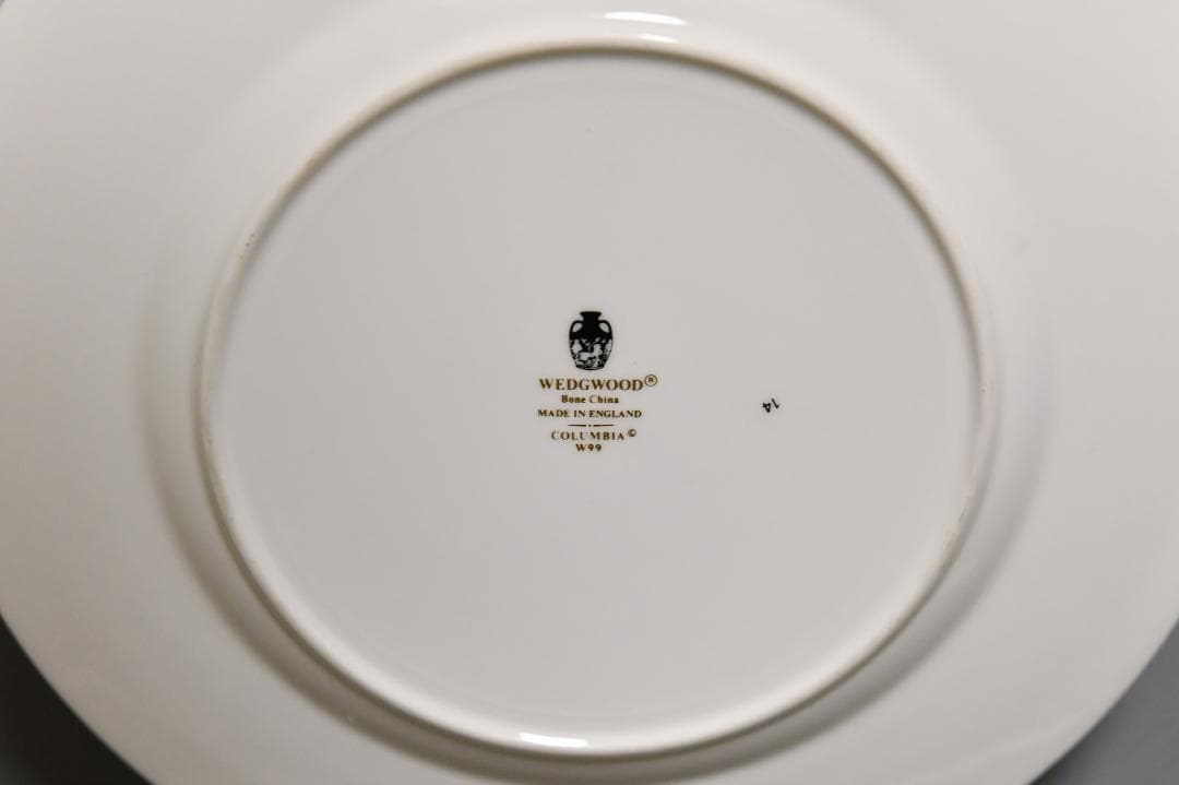 現品限り ウェッジウッド コロンビアパウダー ルビー プレート 23㎝ 廃盤品