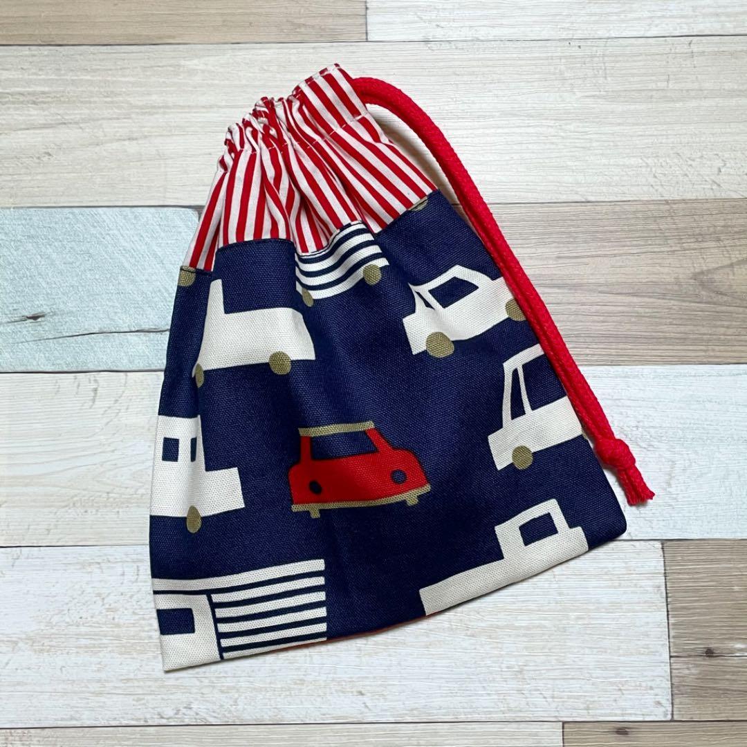 ハンドメイド★ネイビー。アカ＆ホワイトくるまプリント片側紐出し巾着。入園グッズ