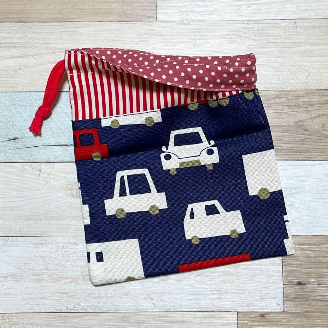 ハンドメイド★ネイビー。アカ＆ホワイトくるまプリント片側紐出し巾着。入園グッズ