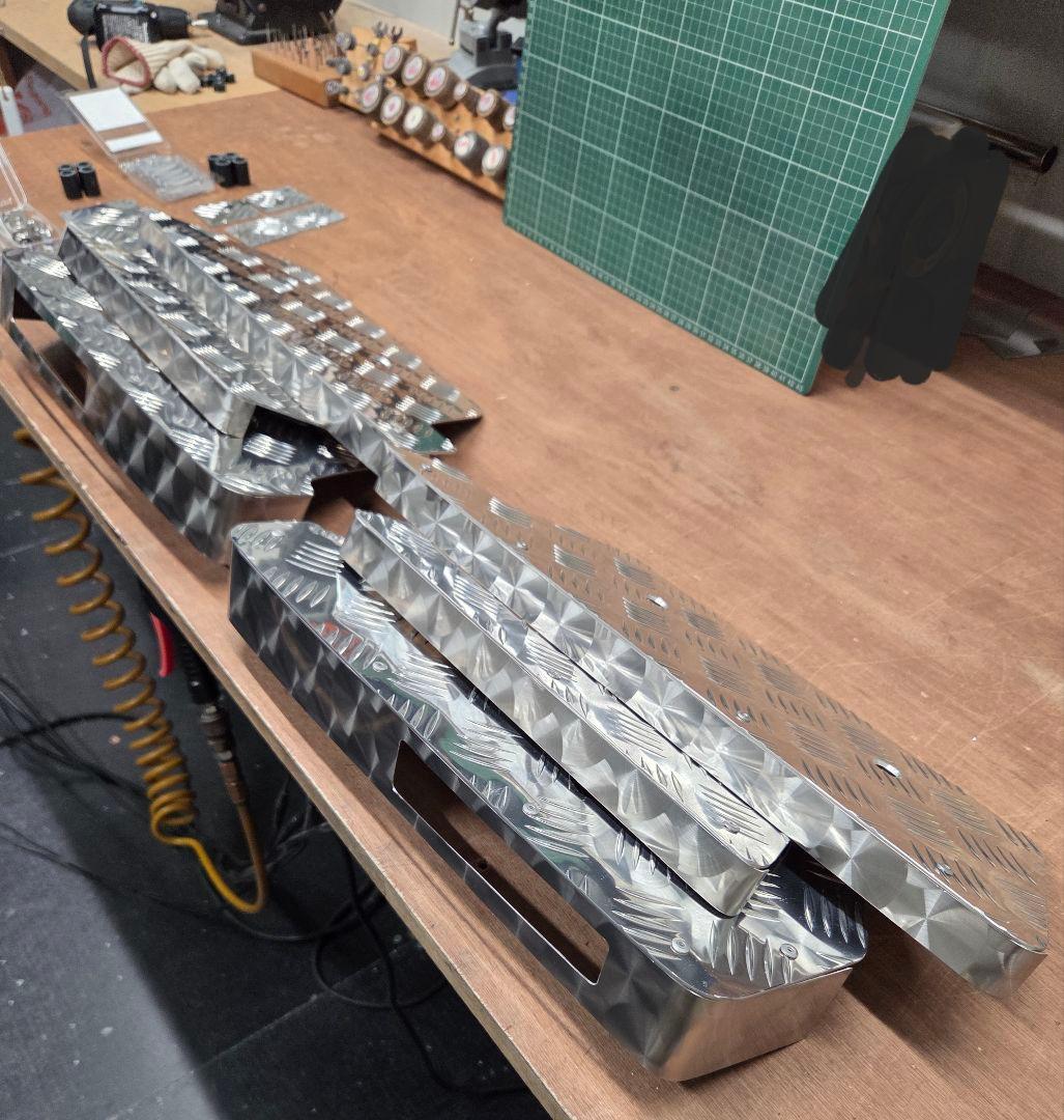 17スーパーグレート　サイドステップ　アルミ縞板ボルトナット付きフルセット