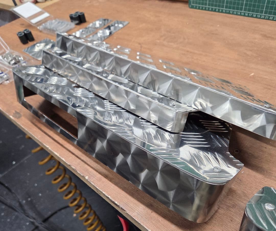 17スーパーグレート　サイドステップ　アルミ縞板ボルトナット付きフルセット