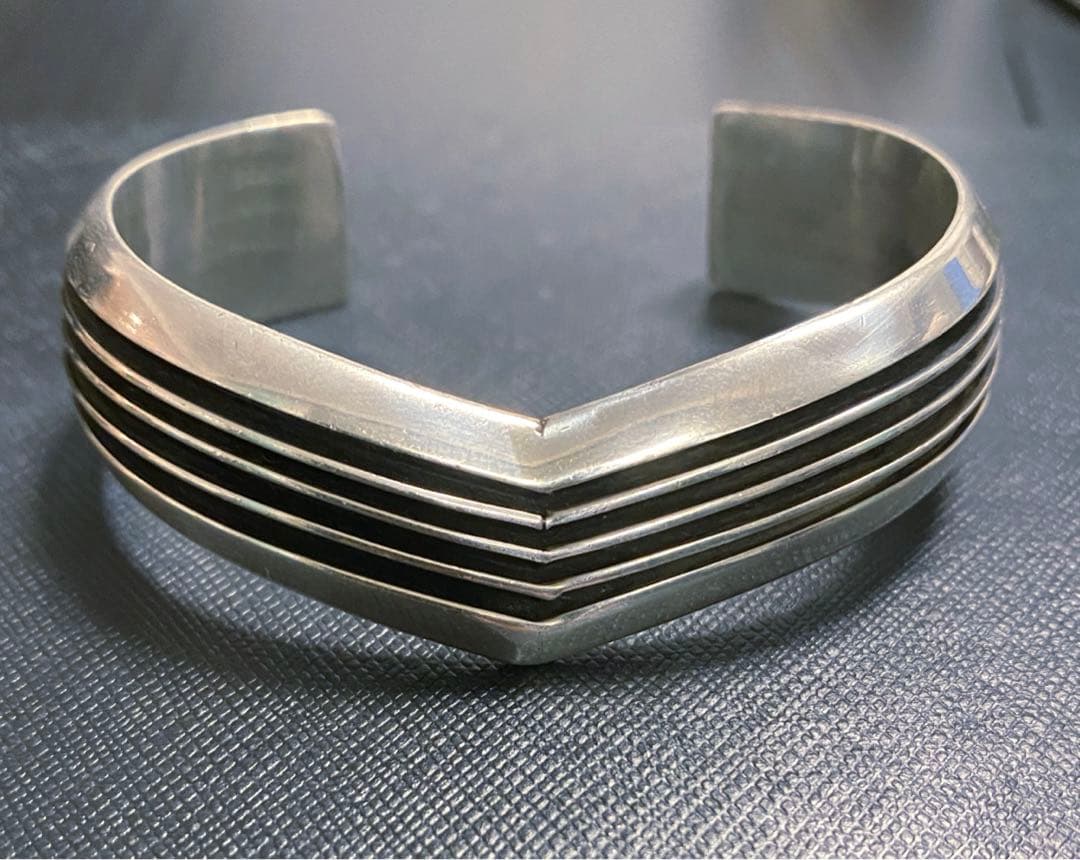 【レア】TOM HAWK Vシェイプ4ラインシルバーバングル ナバホ族