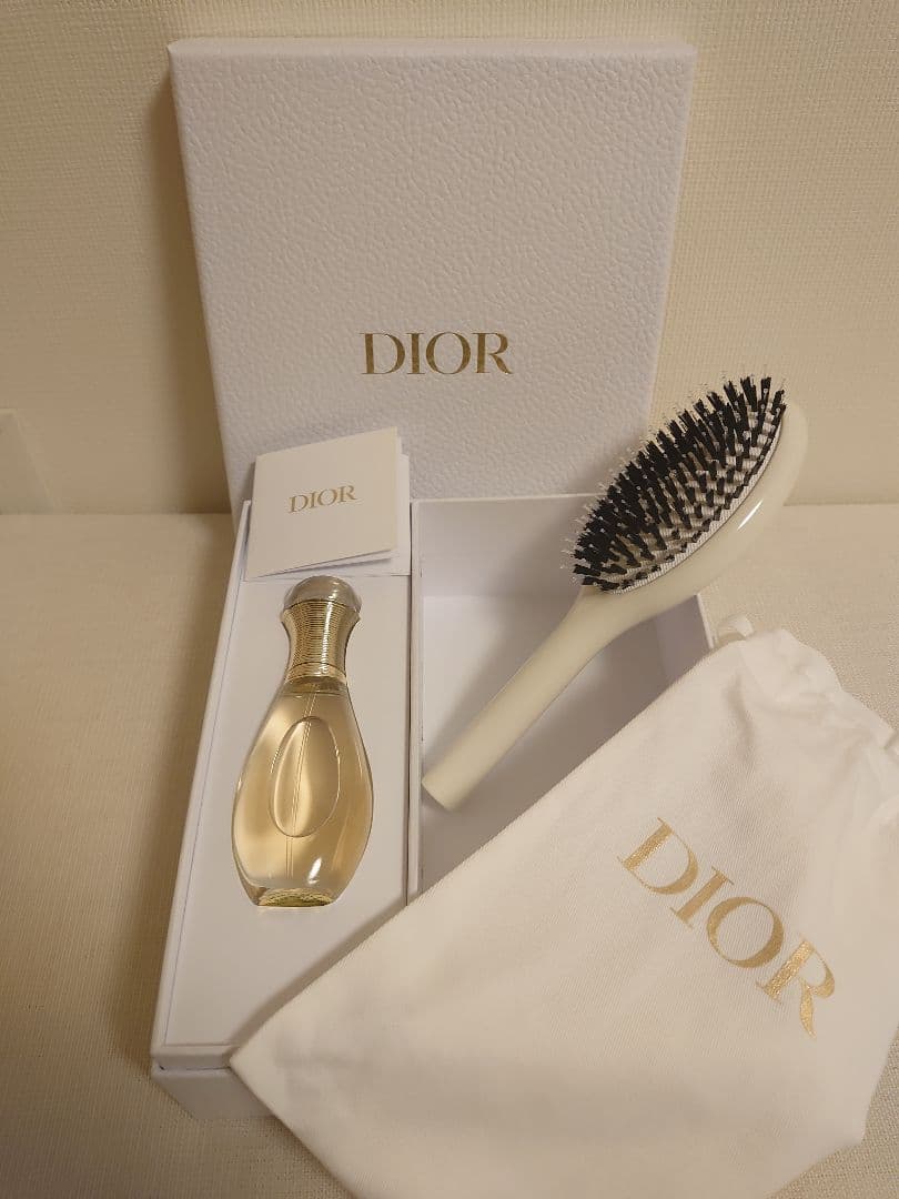Dior プラチナ会員限定ノベルティ２セット（ヘアブラシのセット、扇子のセット）
