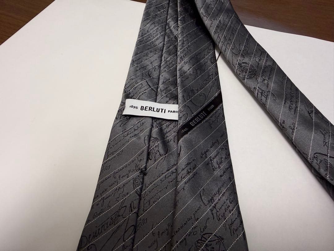 BERLUTI グレー 文字模様 ネクタイ
