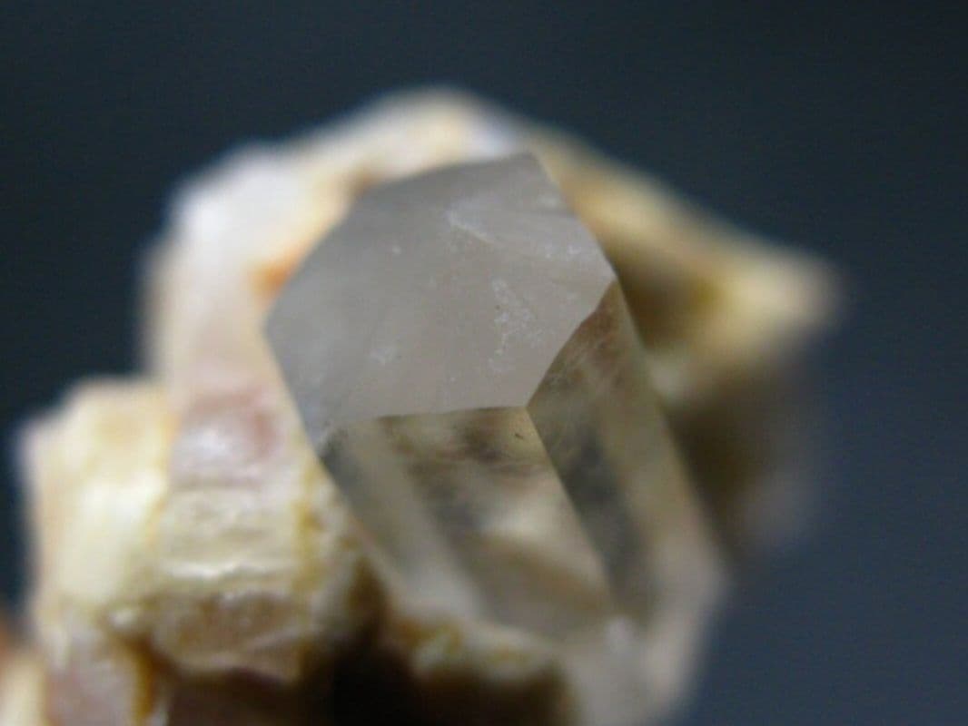 フェナカイト　結晶　原石　母岩つき