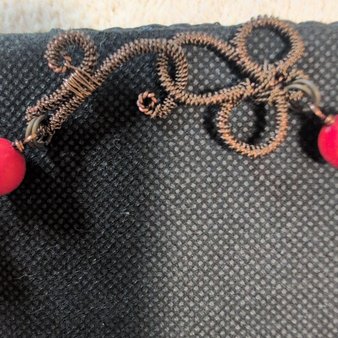 赤いビーズのスワールデザインネックレス