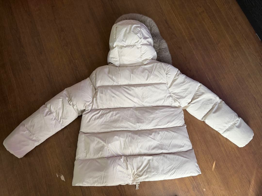 アイボリー ファー付きダウンジャケット