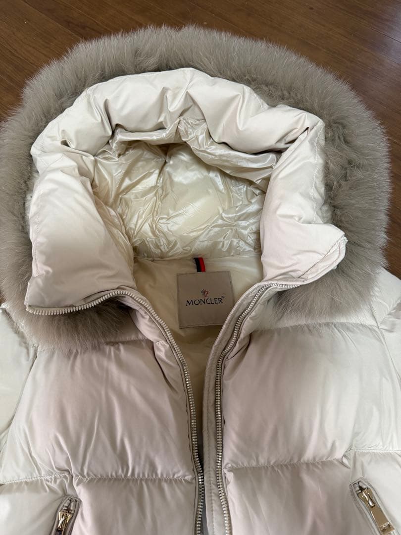 アイボリー ファー付きダウンジャケット