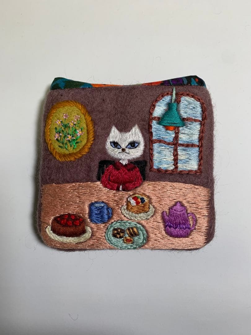 猫さんのティーブレイク　羊毛フェルト生地のポーチ