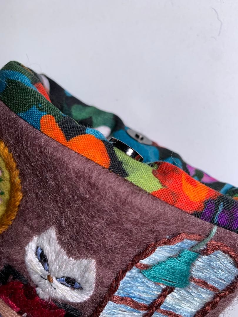 猫さんのティーブレイク　羊毛フェルト生地のポーチ