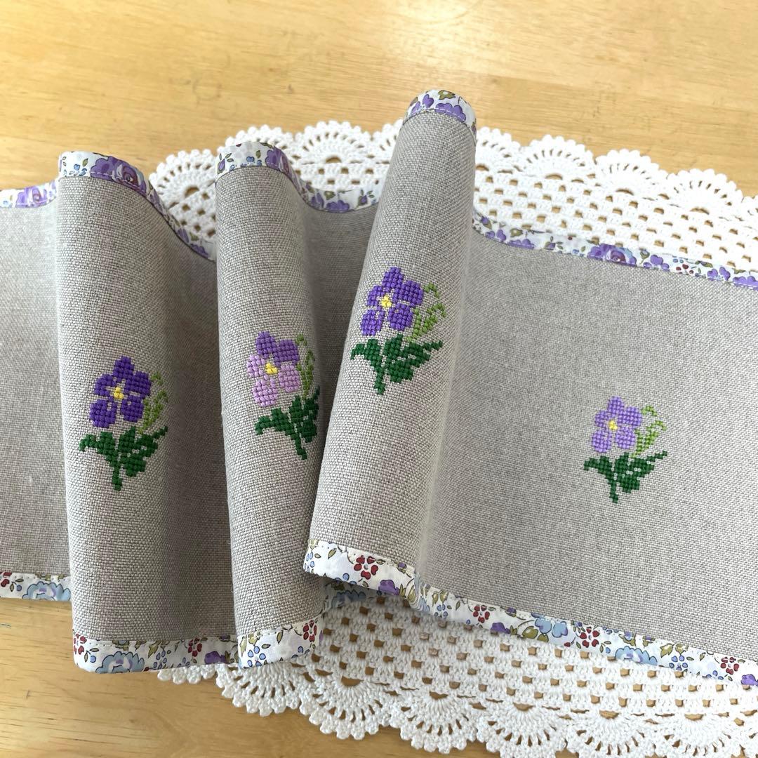 ◆専用ページ　すみれ刺繍タペストリーと がま口3点