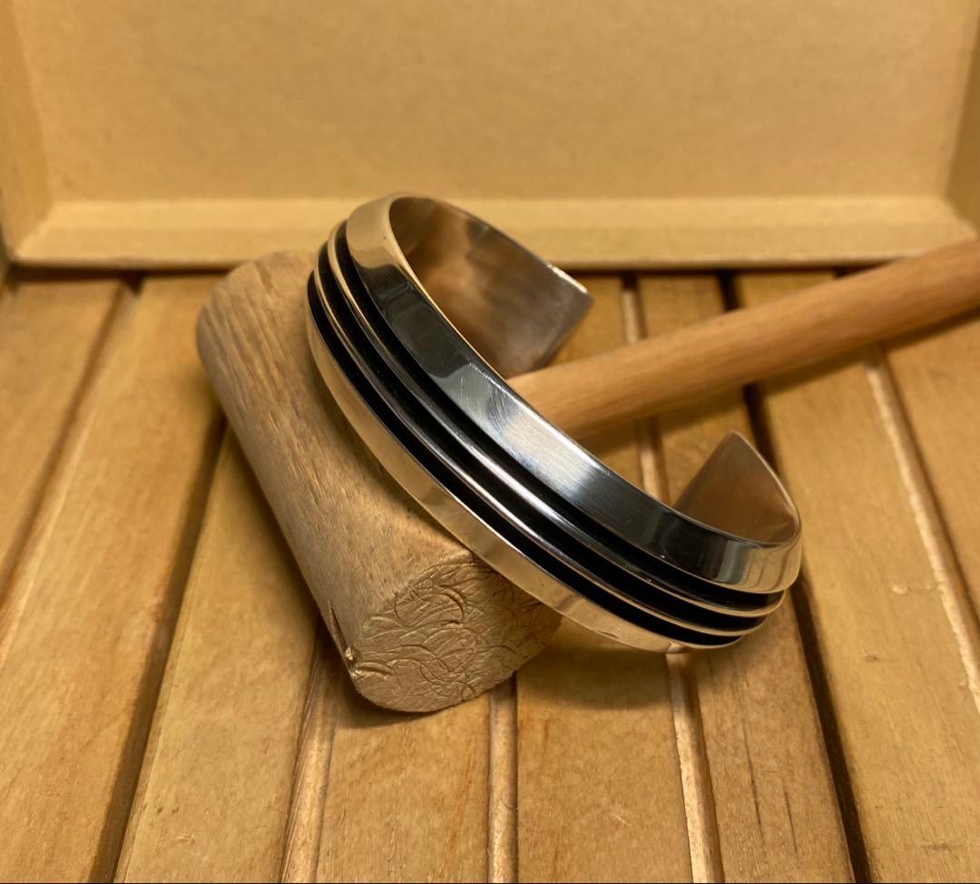 【美品】TOM HAWK 3ラインシルバーバングル ナバホ族