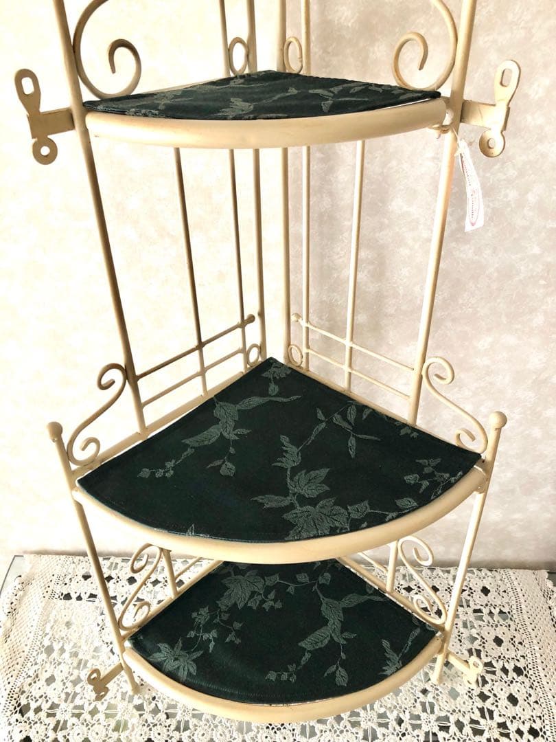 アンティーク風コーナーシェルフ　敷物付き