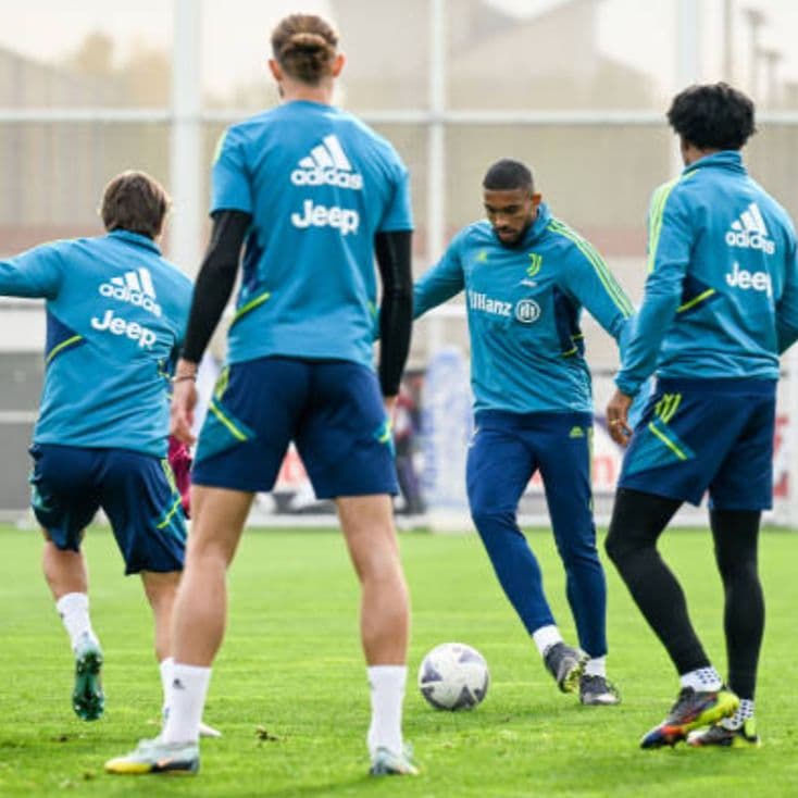 【匿名配送】【入手困難】 ユベントス　トップ　緑　紺　黄　アディダス　ユーベ