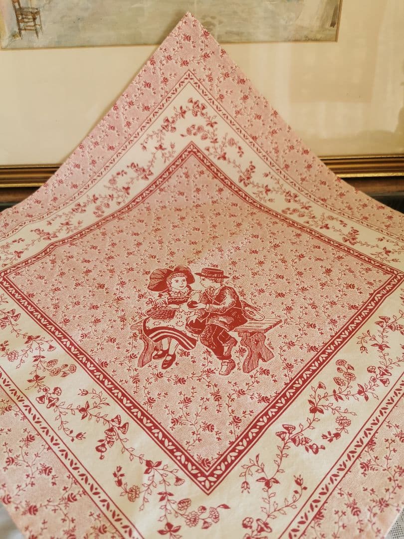 ヴィンテージフランスアルザス フォークロアの少女少女 林檎 小花のコットンクロス