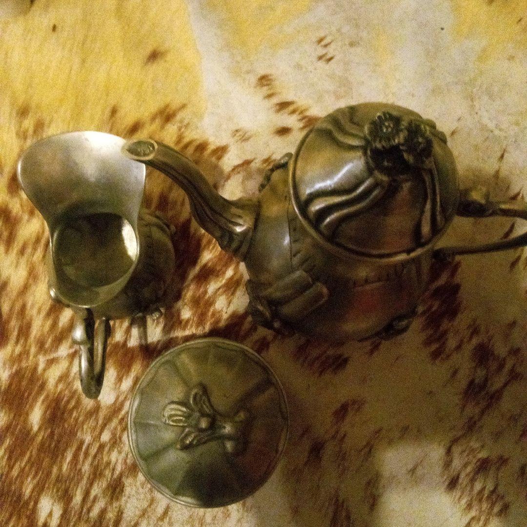 装飾的な金属製ティーポットとクリーマーセット