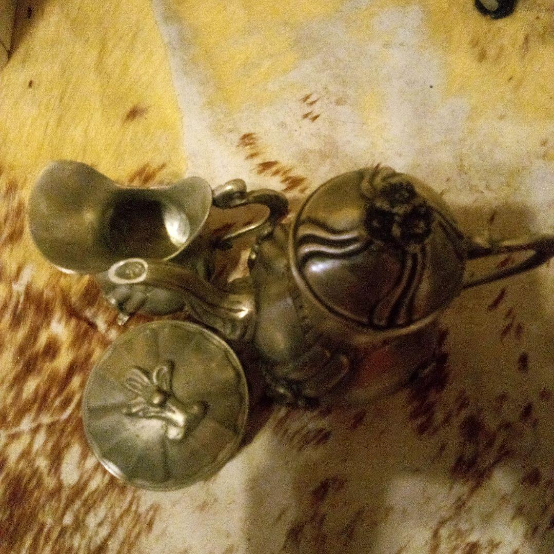 装飾的な金属製ティーポットとクリーマーセット