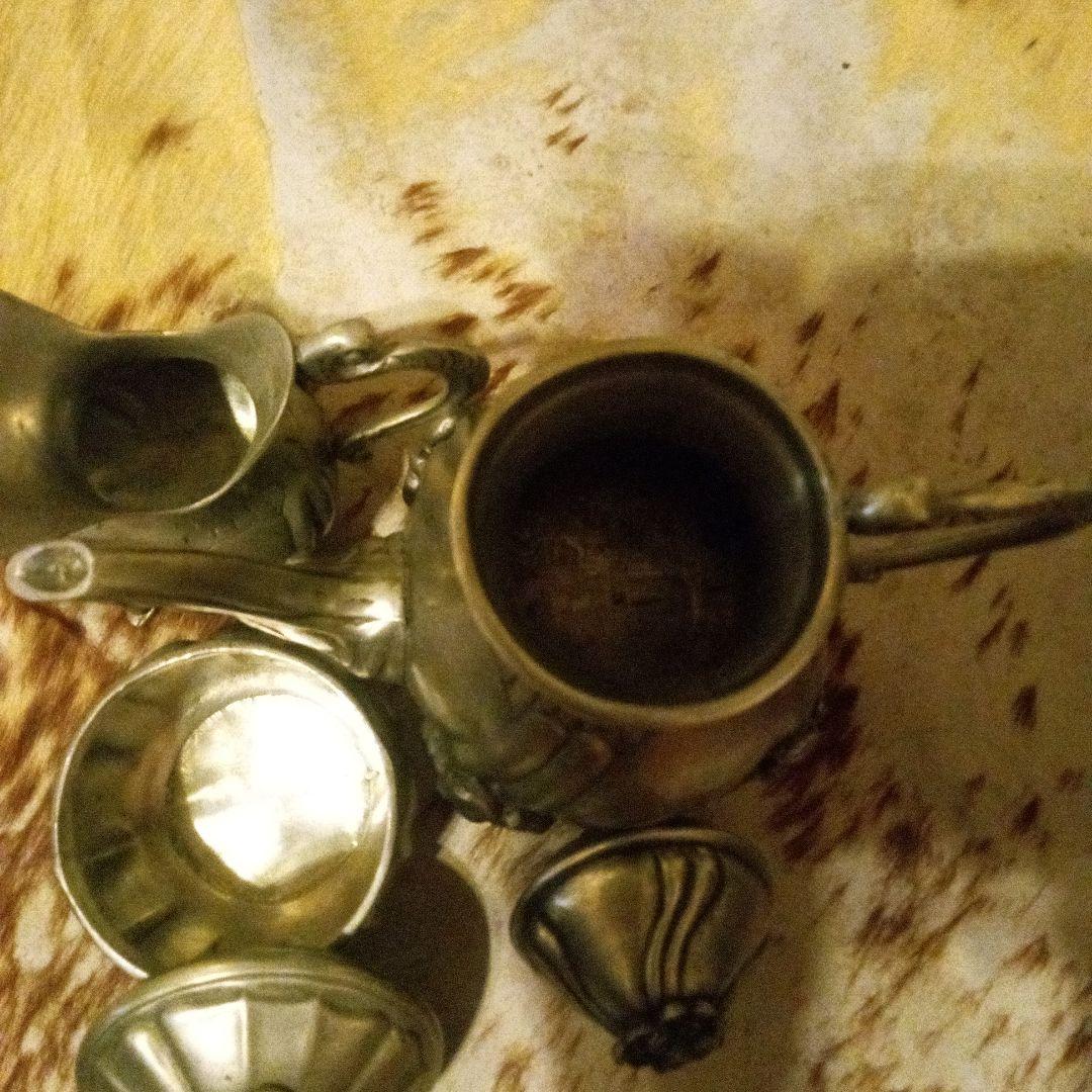 装飾的な金属製ティーポットとクリーマーセット