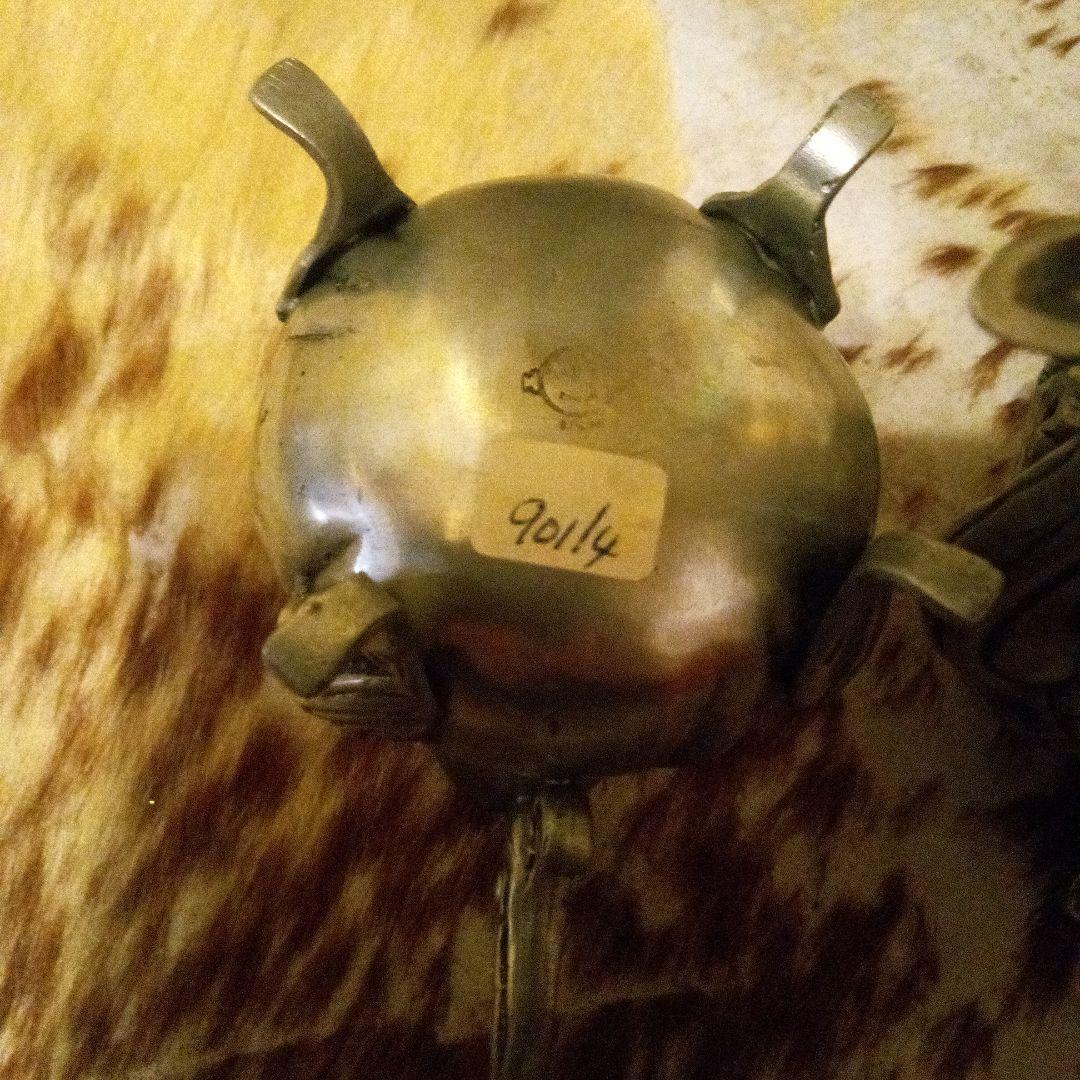 装飾的な金属製ティーポットとクリーマーセット