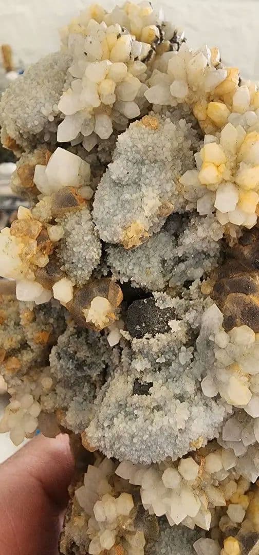 八面体蛍石を含むキャンドルクォーツの花